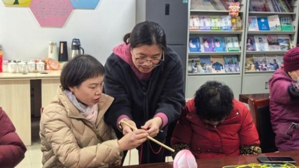 公益编织课进社区，老学员带新学员传承指尖文化