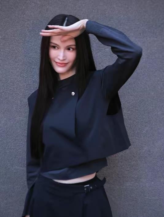 陈伟霆挽老婆压马路，笑得嘴巴咧到后耳根，给何穗做5菜1汤超级宠