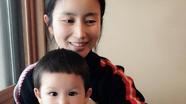 她曾是上海著名主持，和富商离婚后沦落当网红，38岁独自带娃生活