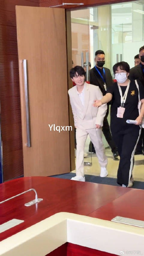 周深米色西装造型 微博VC计划