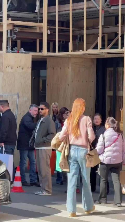 网友在巴黎偶遇Lisa，Lola乖乖待在包里，可爱之！