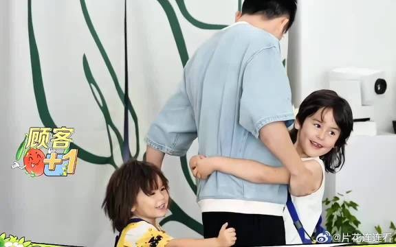 发现郑思维手上有个明显的牙印,不知道是不是艾登咬的