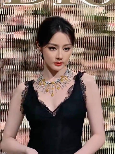 今天参加品牌活动～～红唇黑裙超冷艳！迪丽热巴