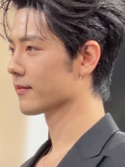 肖战今晚帅出新高度，此男镜头越近越帅，nars品牌高层脸都笑僵了！