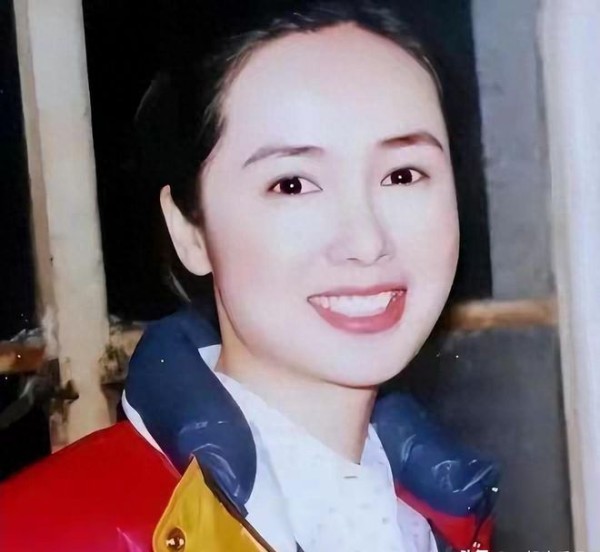 60岁蒋雯丽现状：定居英国，素颜又瘦又老，没想到一代女神也老了