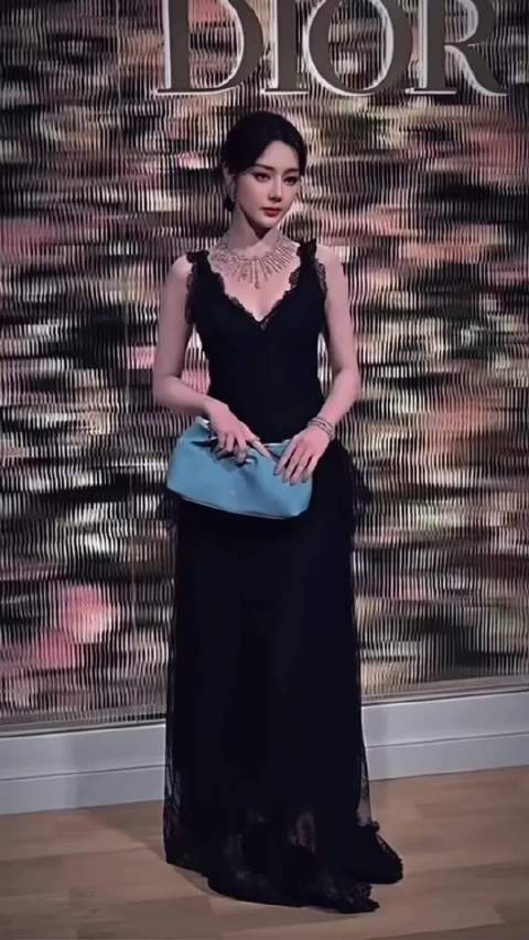 迪丽热巴穿黑色长裙亮相迪奥活动，女王气场全开