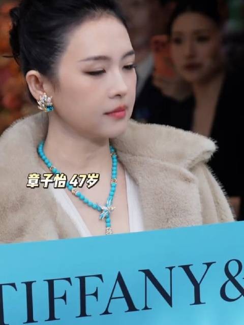 章子怡好可爱,剪完彩举着彩带摇呀摇,今天的状态真好!