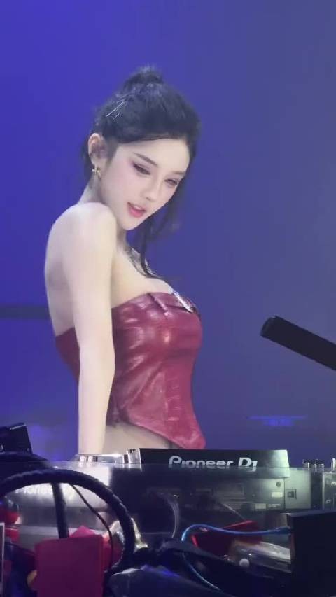 一扭一晃，犹如风情万种，纯欲界的天花板！