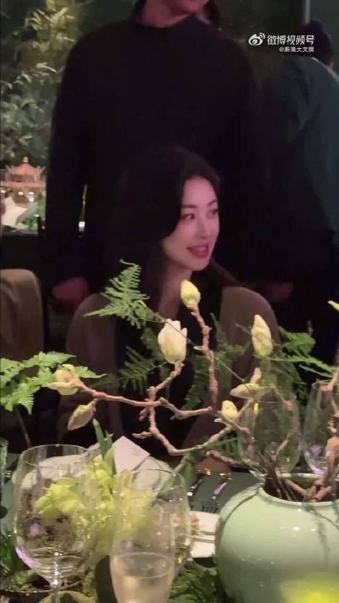 朱珠仪态优雅获赞,天鹅颈一字肩显气质