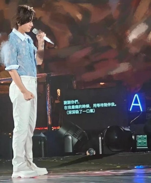 言承旭演唱会提词器带情绪指令引争议，阿信回应：因言承旭害怕上台、担心情绪失控才帮其备注以控制情绪，并非剧本化表演