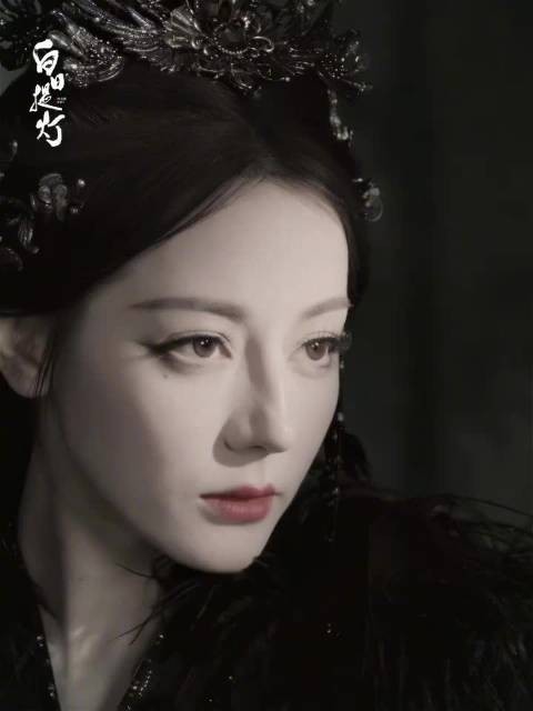 热巴饰演贺思慕五感尽失难掩脆弱