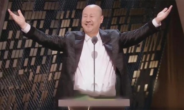 腾格尔不唱歌改说脱口秀,65岁自黑玩梗,比剧本更治愈打动人