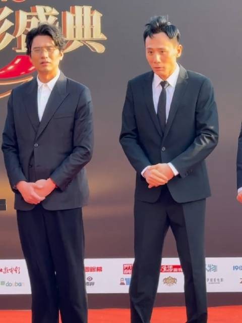 刘烨红毯冻到缩成一团,明星光鲜背后身不由己