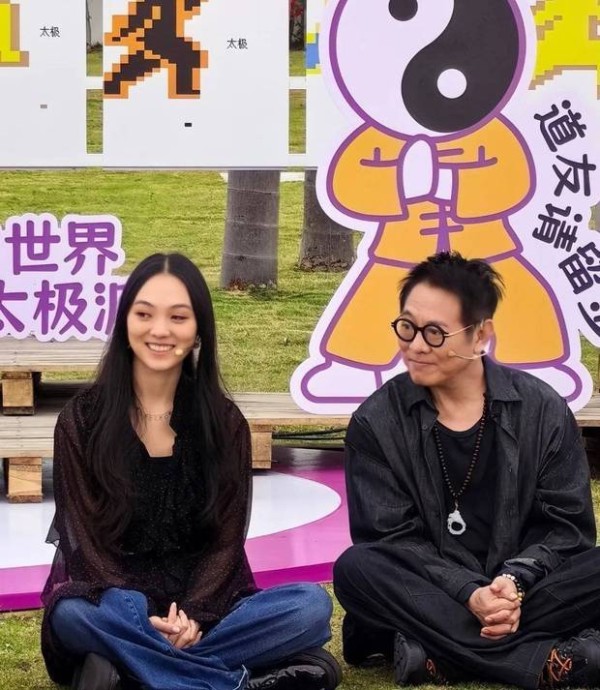 李连杰与女儿一起出席活动。