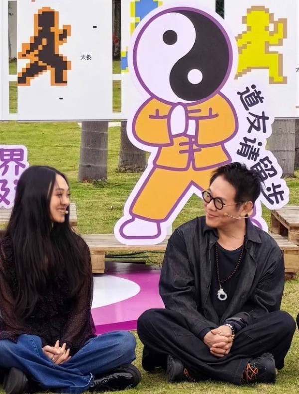 父女俩开心聊天，氛围融洽。