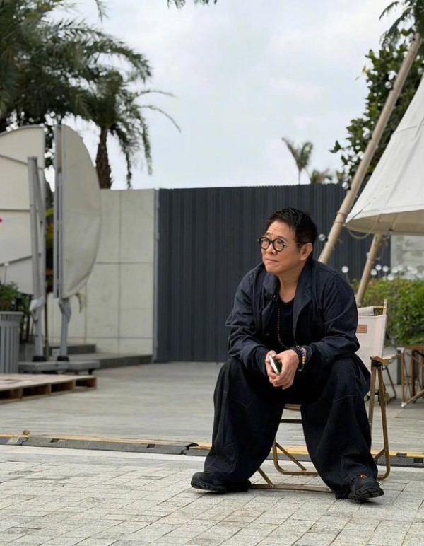 李连杰坐在院子里休息，松弛感十足。