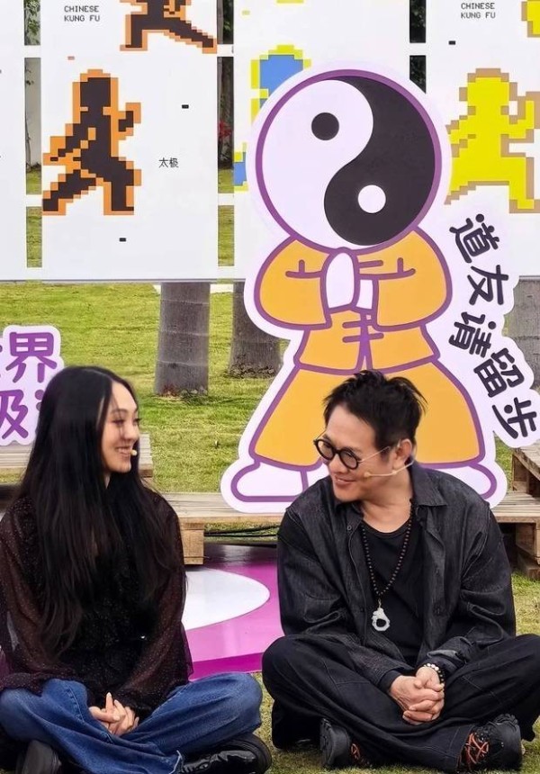 李连杰与女儿Jane笑容灿烂，活力满满。