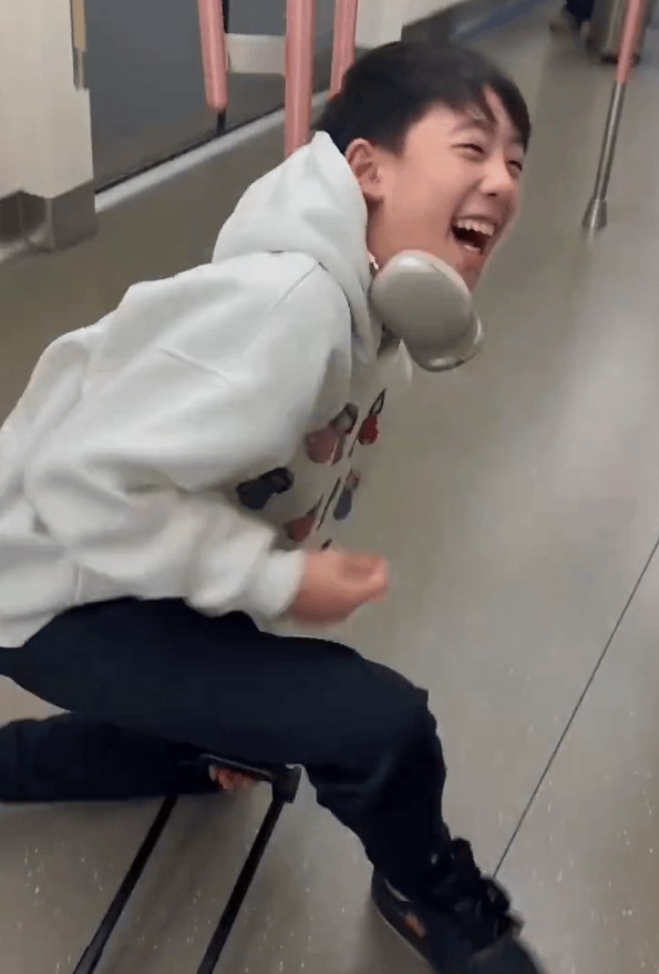 Jasper玩得太忘我,突然跟着行李箱一起摔到地上。