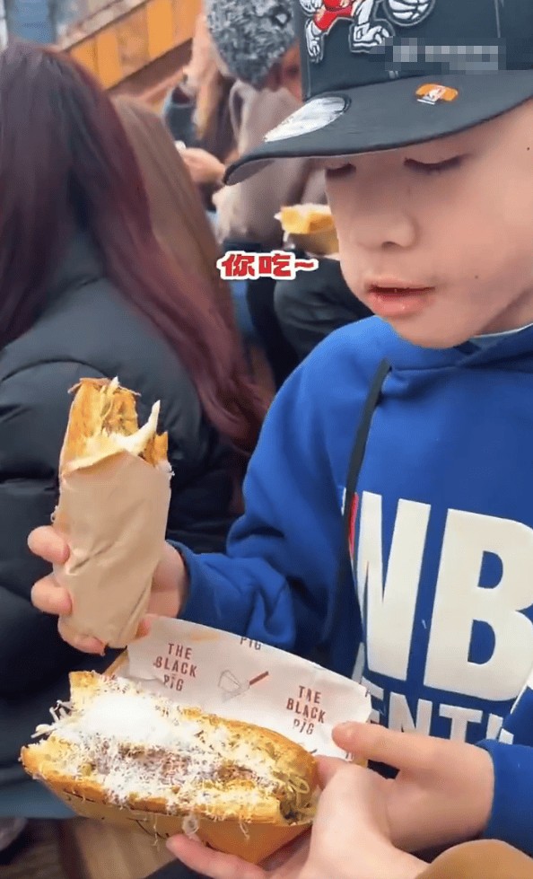 Jasper让妈妈应采儿也一起吃猪肉三明治,母子俩享用伦敦美食好惬意。