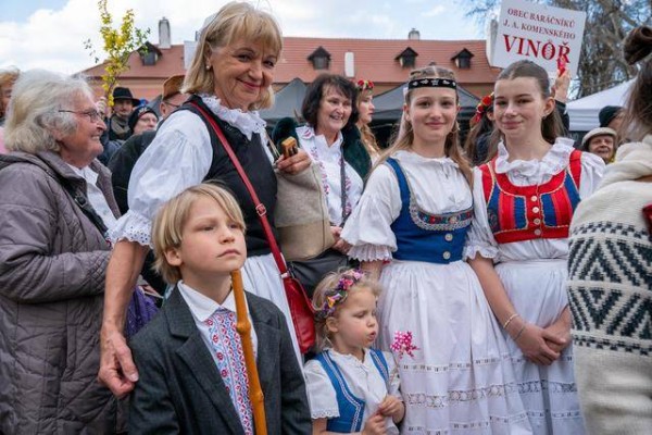 布拉格：传统活动迎接春天