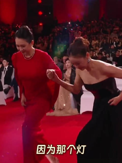 高叶盛典崴脚险摔倒，章子怡下意识稳稳托住，温柔太有力量