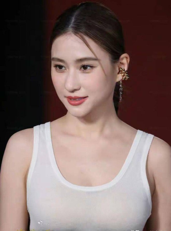 何超莲亮相上城士非遗巡游展,优雅从容的气质温柔又有韵味!