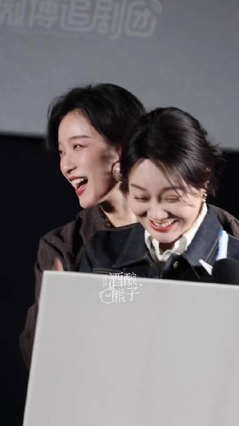 倪妮就这样抱着闫妮笑晕了