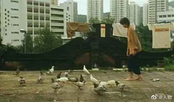 #Yellow portrait# 1995年，电影《女人，四十》在中国香港上映。阿娥，一个面临中年危机的女人，曾将事业视作人生中唯一的乐趣。她做事细心又果敢，原本是工厂里的主心骨，但随着时代的发展，年轻机灵又懂得使用电脑的职员出现，阿娥平静的生活被打破了。与此同时，家中公公的老年痴呆症也加剧了她的 ​