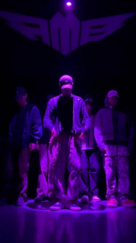 张艺兴五巡舞台高光时刻曝光，自拍耍帅拥抱烟花