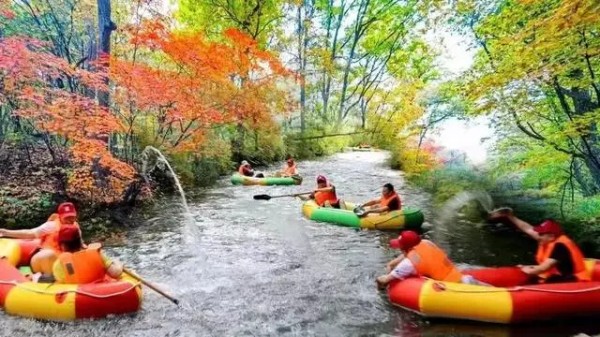 吉林省白山市抚松县的露水河长白山狩猎度假区，游客正在漂流。央广网发（白山市委宣传部供图）