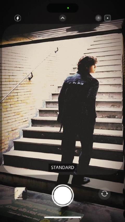 王一博穿搭引热议，粉丝赞其唯美如电影