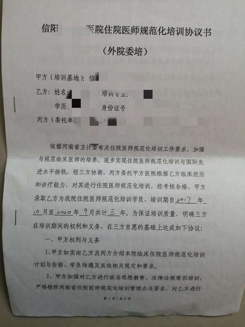 马龙老婆送儿子上学，8岁马里奥穿运动衣背双肩包，读的史家小学