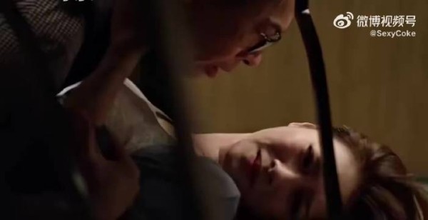 过于直接,把美女压在身下,霸王硬上弓