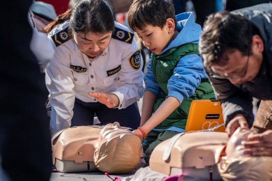 云南省急救中心的医师讲授心肺复苏方法技巧。新华社记者 胡超 摄