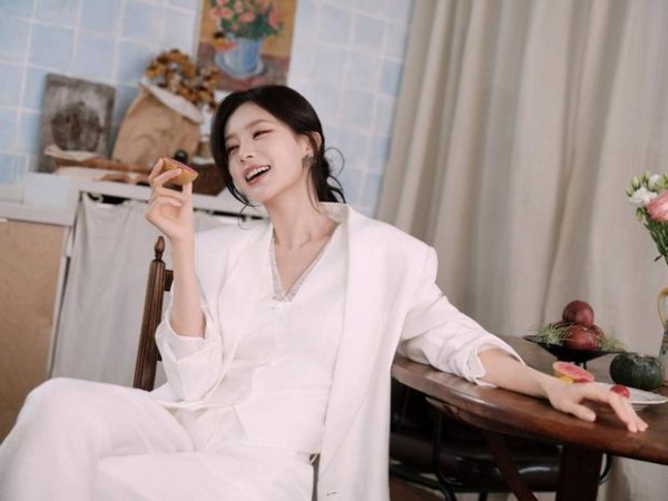 李一桐眉眼明媚元气。