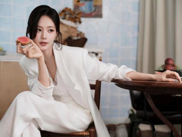 李一桐穿纯白西装气质清新温柔 笑容松弛又大方