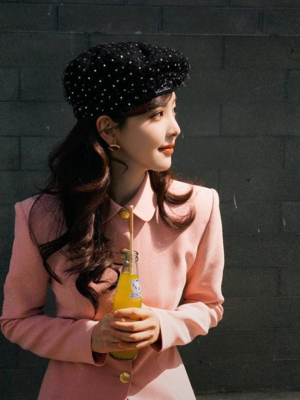 章若楠在阳光下，充满电影感。