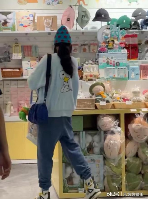 张柏芝机场接大儿子回家!穿着卡通好俏皮,和18岁Lucas相拥好甜