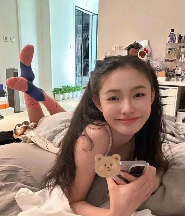 林允晒北京豪宅日常，屋内凌乱引热议，网友直呼太真实