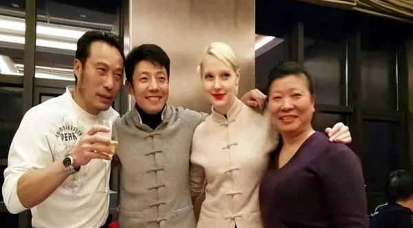 撒贝宁在荧幕上是北大才子回家被老婆李白吐槽带三个孩子，素颜温哥华奥特莱斯低调陪家人体现真正的体面