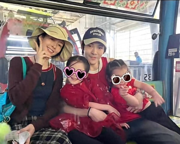 郭碧婷一家四口出游,向佐变清爽秀肌肉臂,夫妻俩比娃玩得还开心