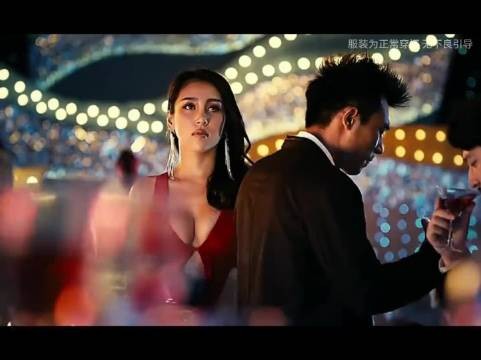 漂亮的女人用计谋获取安保人员的电梯卡