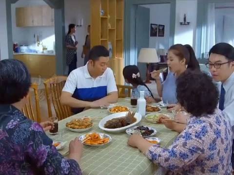 女儿被打伤回娘家,娘家人全家大怒,结果女婿进门全家笑喷