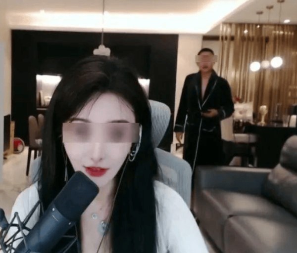 “榜一大哥”又现直播间？穿浴衣潇洒出镜，女网红慌忙关直播
