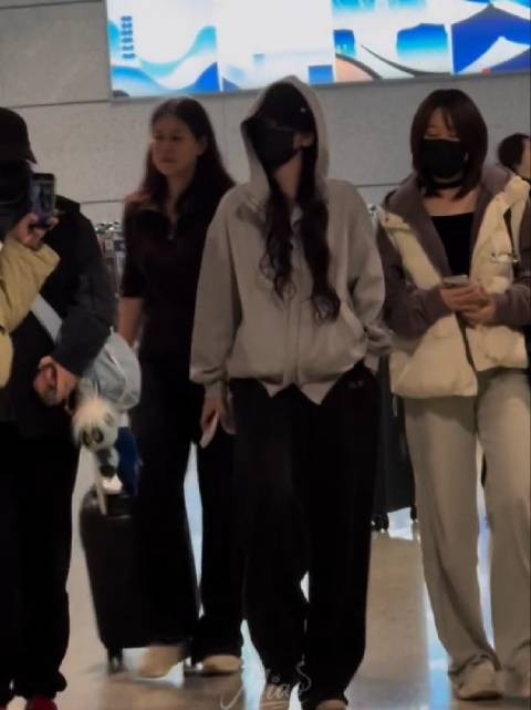 孔雪儿这个插兜走好酷啊！完全老公姐来的