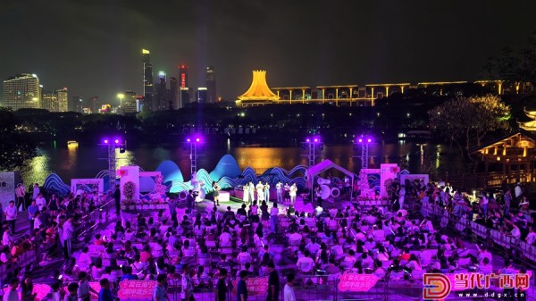 4月26日晚，南宁市民歌湖国际音乐小镇流淌着青春的气息，吸引近千名青年参与（记者张友豪摄）_副本