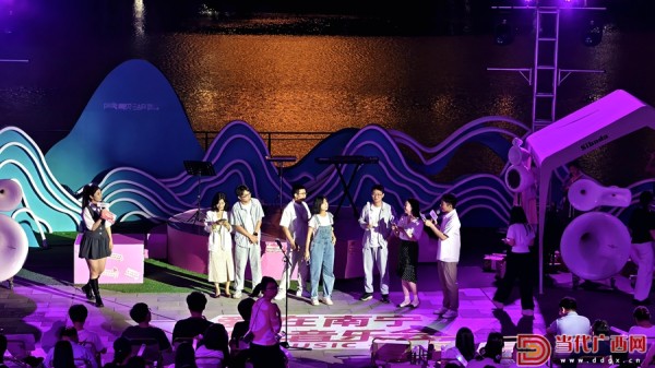 男女嘉宾通过歌词接龙游戏破冰（记者张友豪摄）_副本