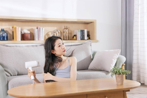 已婚女人疯狂想你了,多半不会直接去找你,而是有这个行为