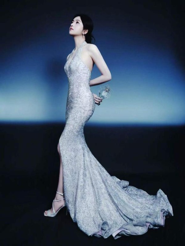 陈妍希背手,抬眸优雅冷艳。