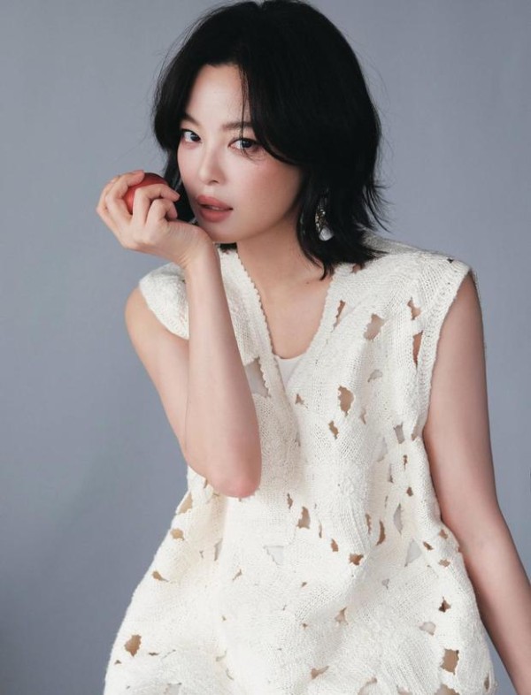 辛芷蕾穿白色镂空上衣，清新靓丽气质佳。